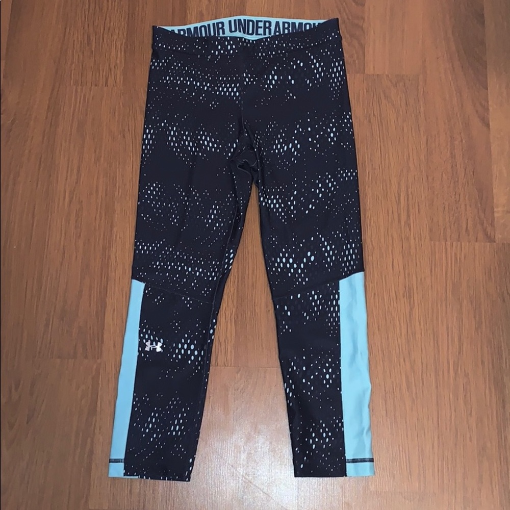 Under Armour cropped compression leggings.